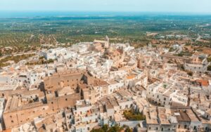 la ville d'Ostuni et les champs d'Olivier