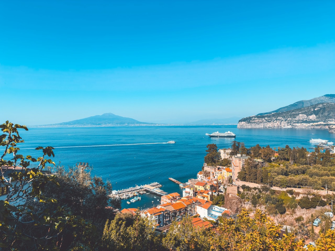 Sorrente et la ville de Naples en fond